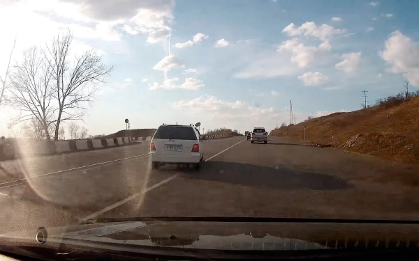 
            Суды начали отменять штрафы ГИБДД за «обгон паровозиком». Что случилось
        