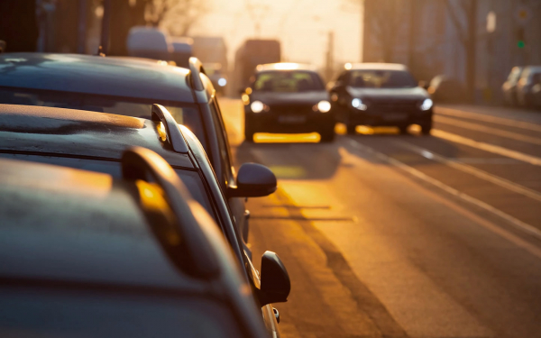 
            Суды начали отменять штрафы ГИБДД за «обгон паровозиком». Что случилось
        